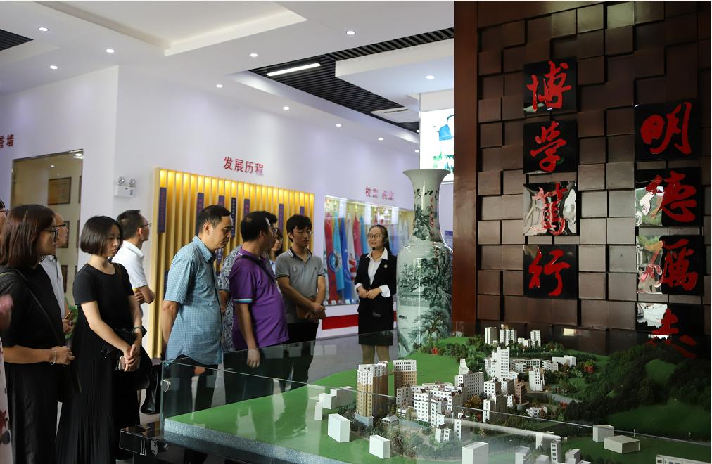 参观校史馆